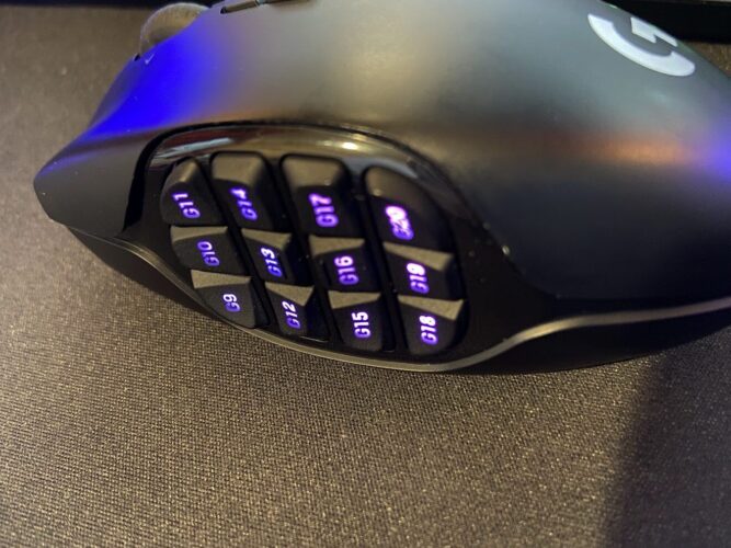 G600のサイドボタンに傾斜が付いていることを伝える画像