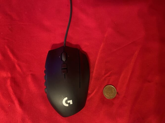G600を10円玉と比較している画像