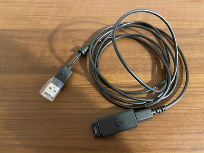 micro-USBケーブルとアダプタ、レシーバーを接続