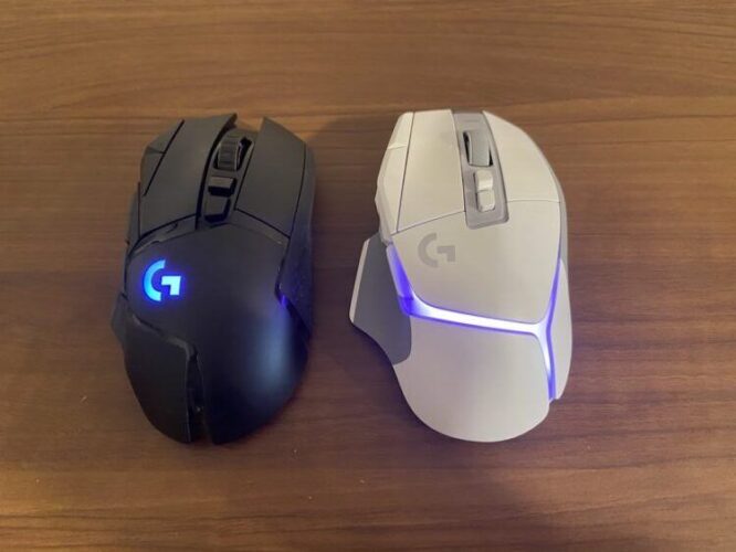 G502マウスが左側に、G502X PLUSマウスが右にある画像