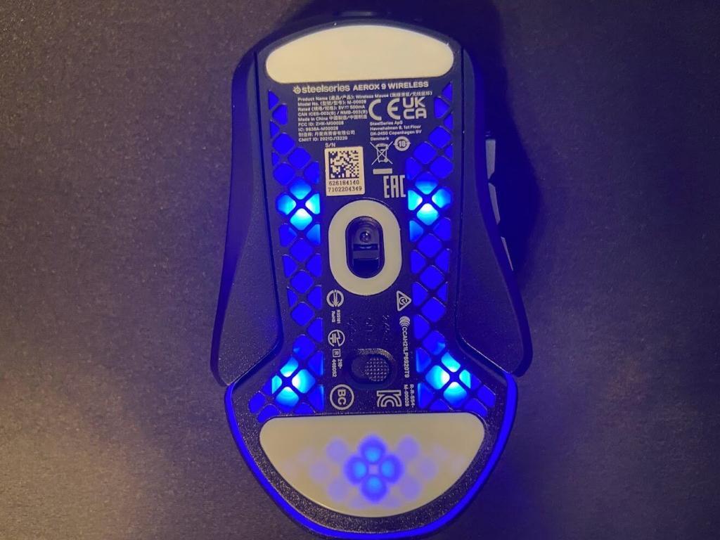Aerox 9 Wirelessが青色に光っている画像(裏面)