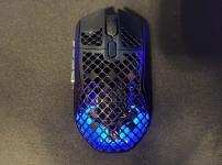 Aerox 9 Wirelessを青色に光らせた画像(表面)