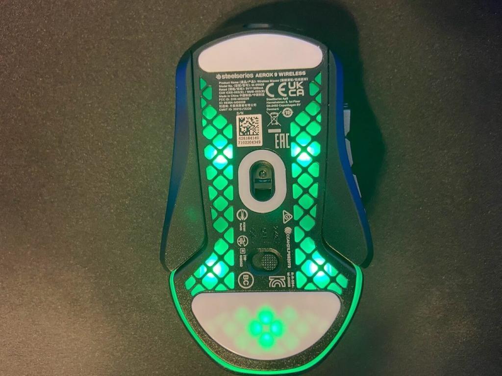 Aerox 9 Wirelessが緑色に光っている画像(裏面)