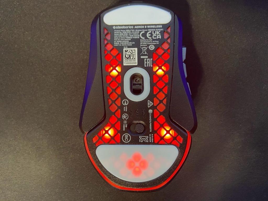 Aerox 9 Wirelessが赤色にひっている画像(裏面)