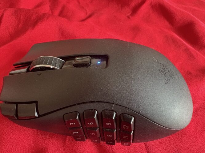 Naga V2 HyperspeedがBluetooth接続になり青色のランプに光ってる画像