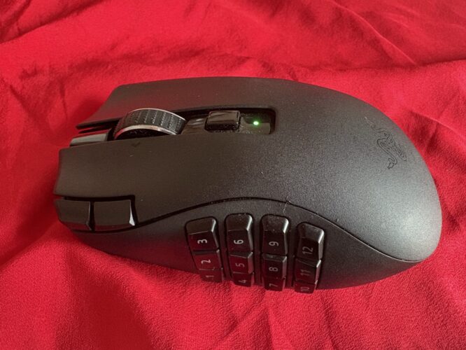 Naga V2 Hyperspeedが2.4GHz接続になり緑色のランプに光ってる画像