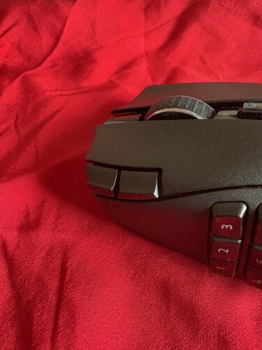 Naga V2 Hyperspeedの左クリック横の二つのボタンにフォーカスした画像